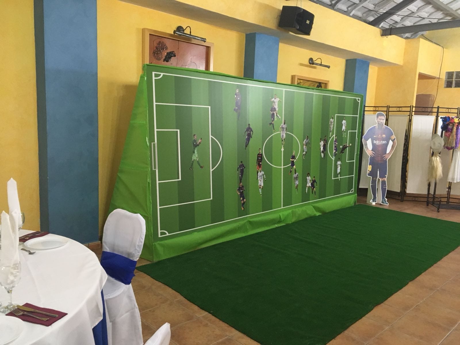 Diseño e impresión cartón campo de fútbol y figura futbolista para comunión.